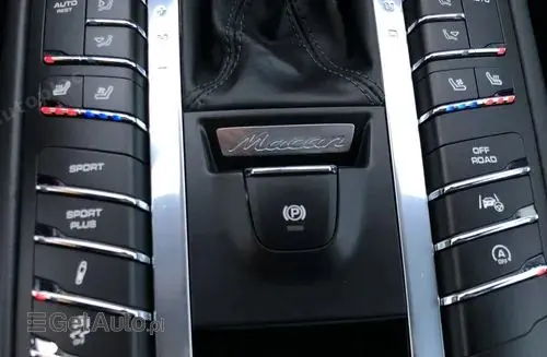 PORSCHE Macan 