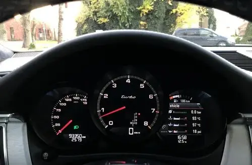 PORSCHE Macan 
