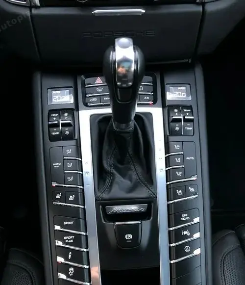 PORSCHE Macan 