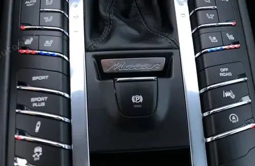 PORSCHE Macan 