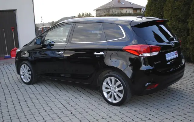 KIA Carens 