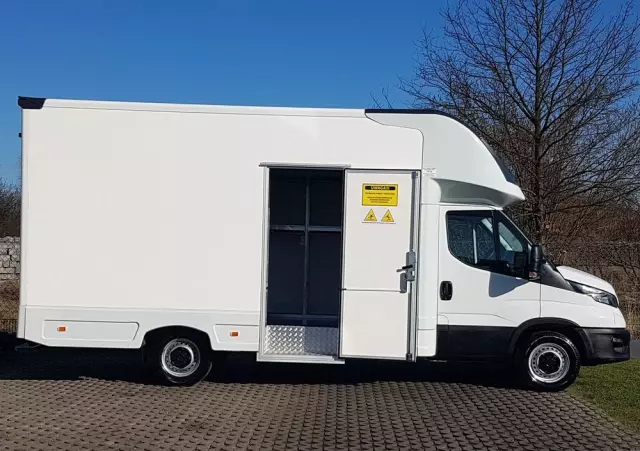 IVECO DAILY KONTENER NISKOPODŁOGOWY 4,43x2,23x2,42 SKLEP FOODTRUCK BAR KLIMA KONIOWÓZ KAMPER 