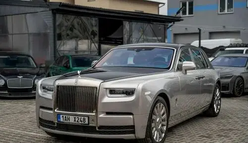 ROLLS-ROYCE Phantom 