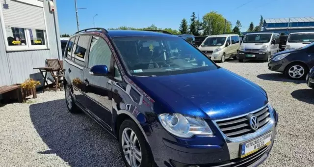 VOLKSWAGEN Touran 
