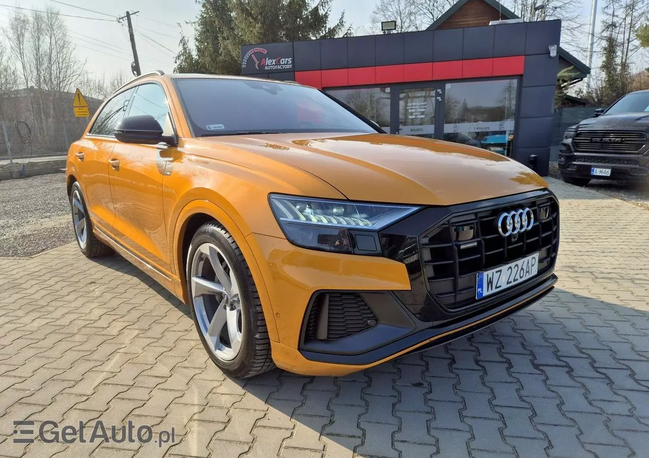 AUDI Q8 