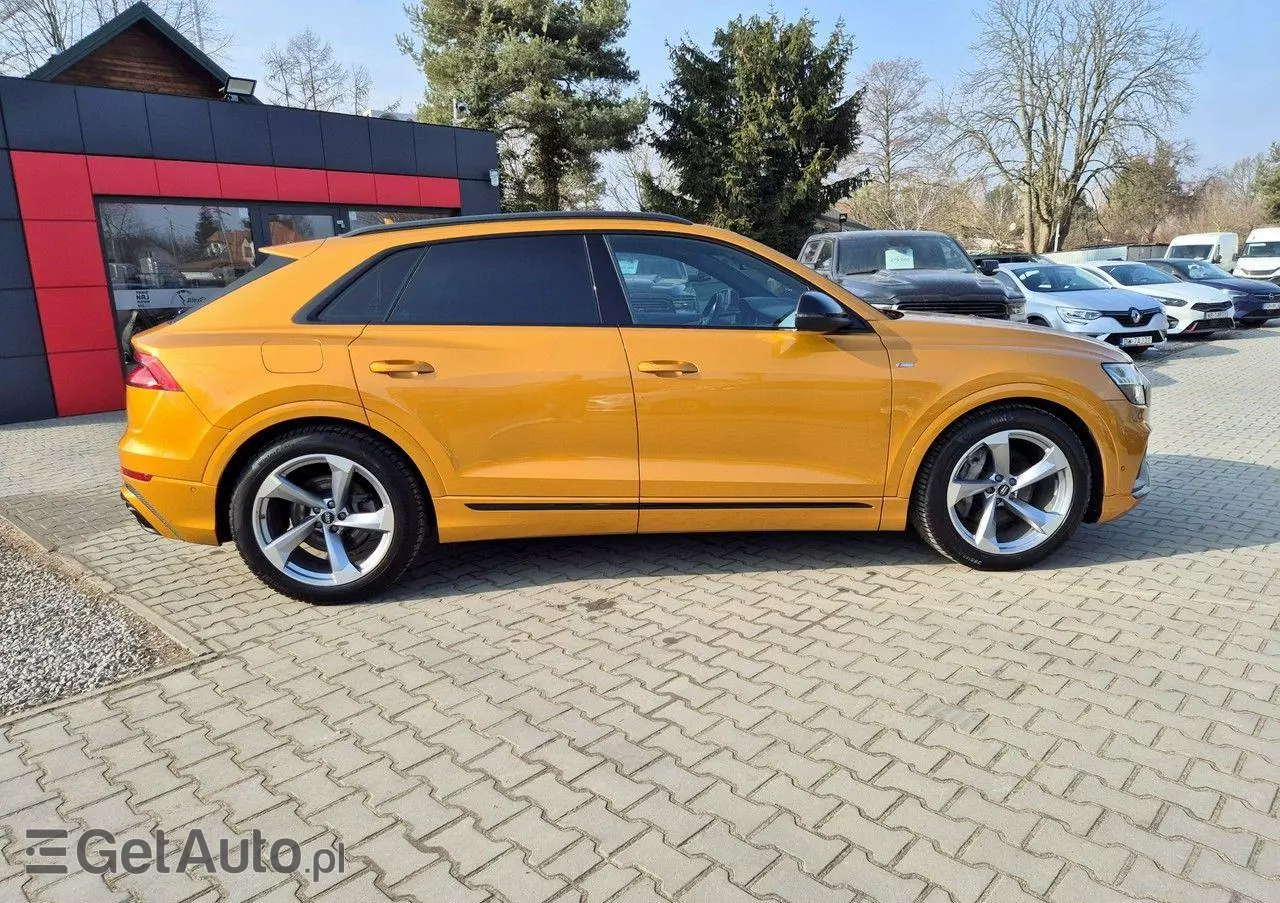 AUDI Q8 