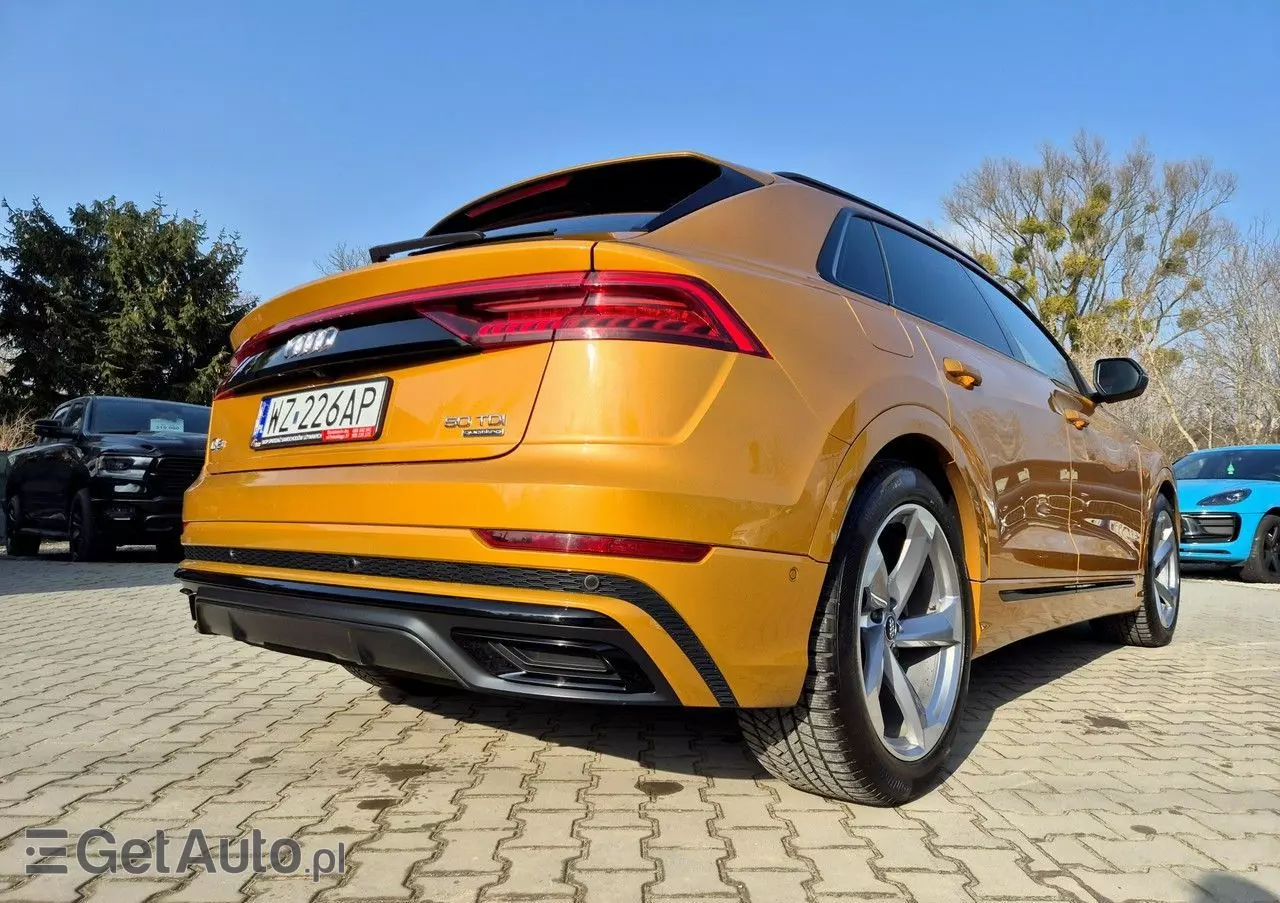 AUDI Q8 