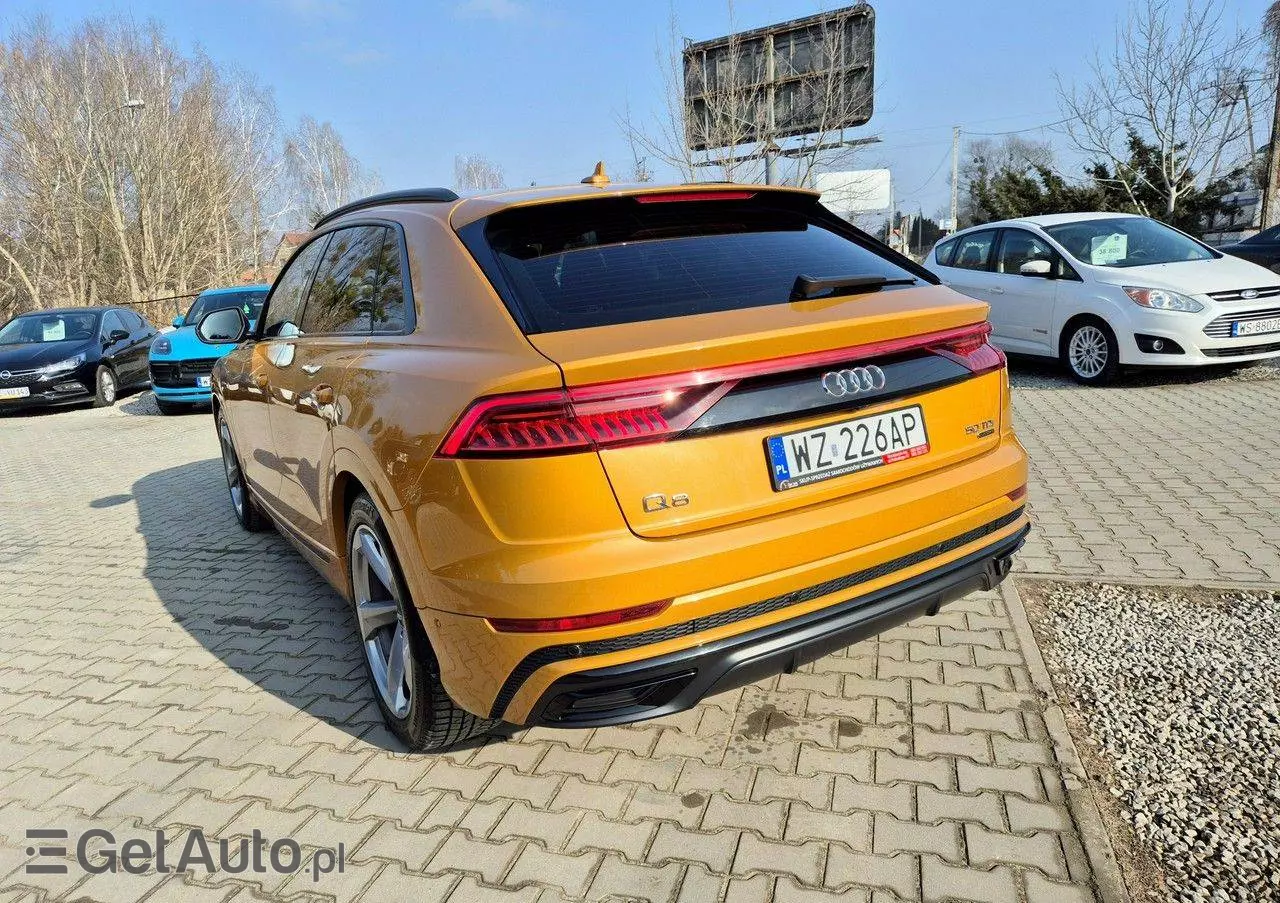 AUDI Q8 