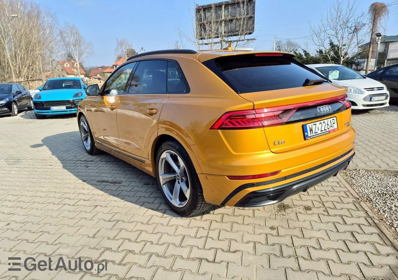 AUDI Q8 