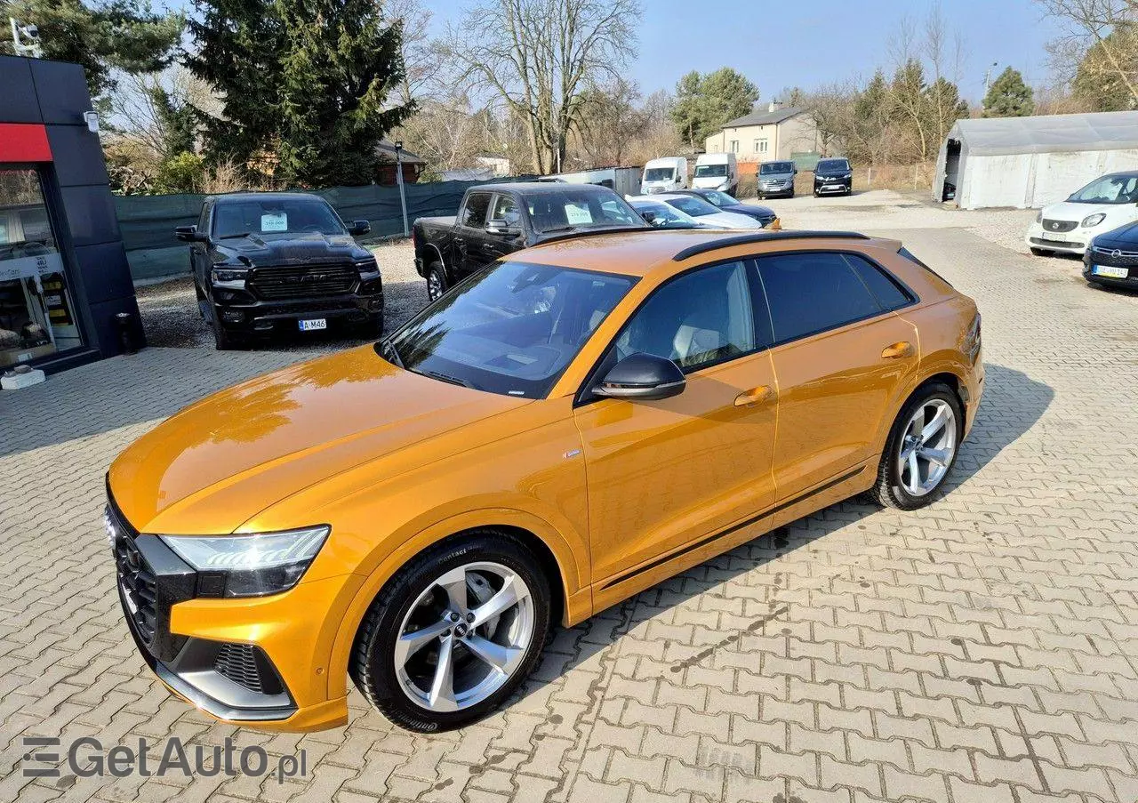 AUDI Q8 