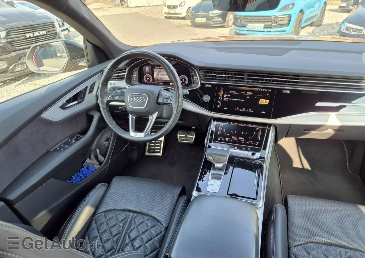 AUDI Q8 