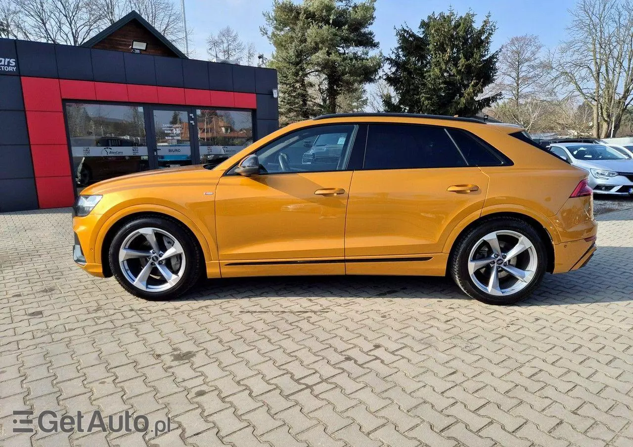 AUDI Q8 