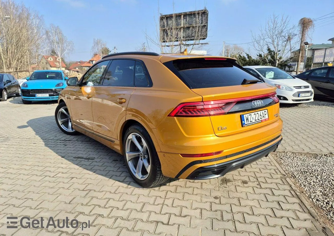 AUDI Q8 