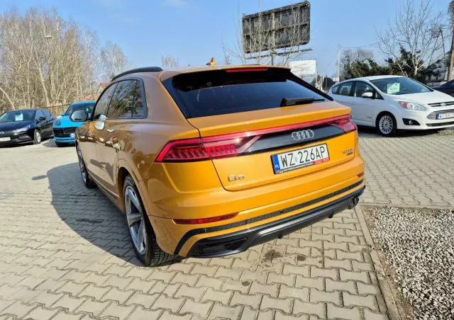AUDI Q8 