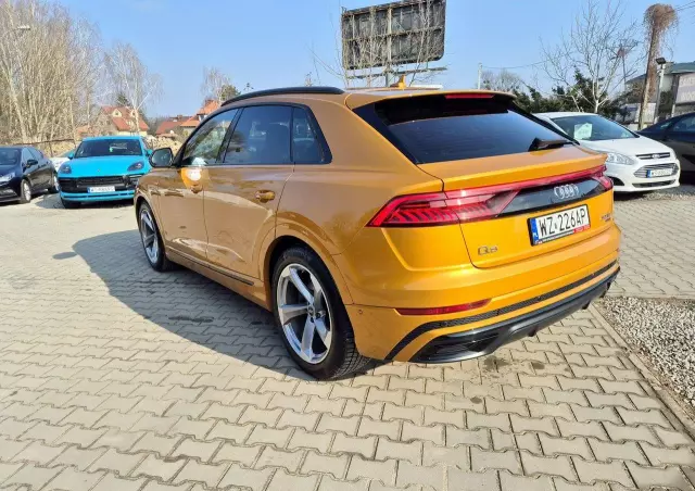 AUDI Q8 