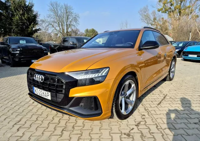 AUDI Q8 