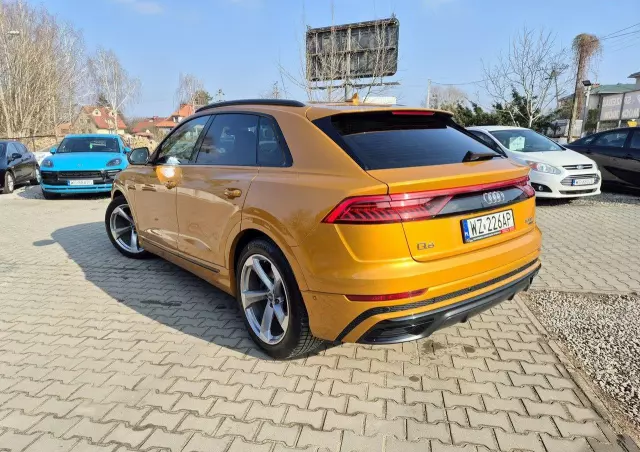AUDI Q8 