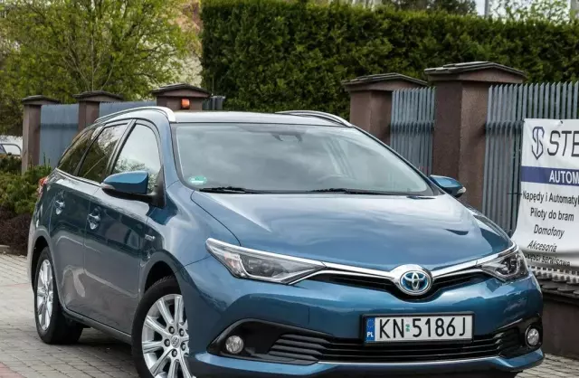 TOYOTA Auris 