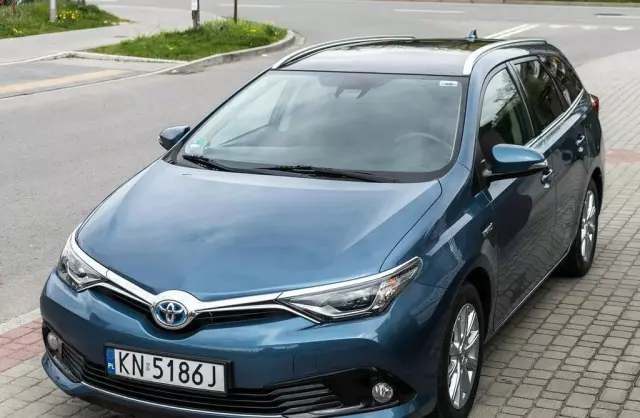 TOYOTA Auris 