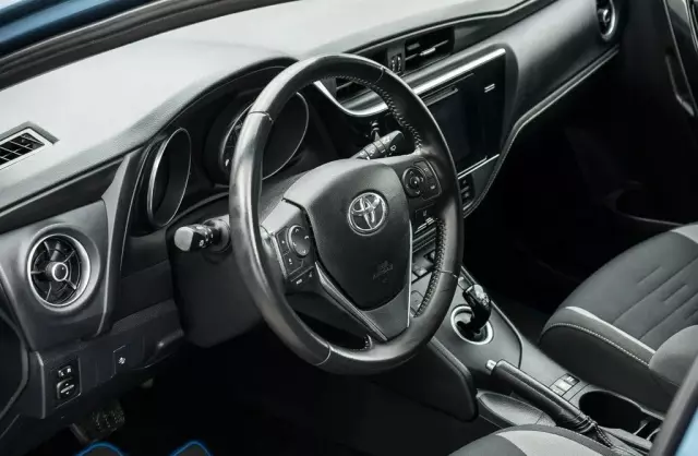 TOYOTA Auris 