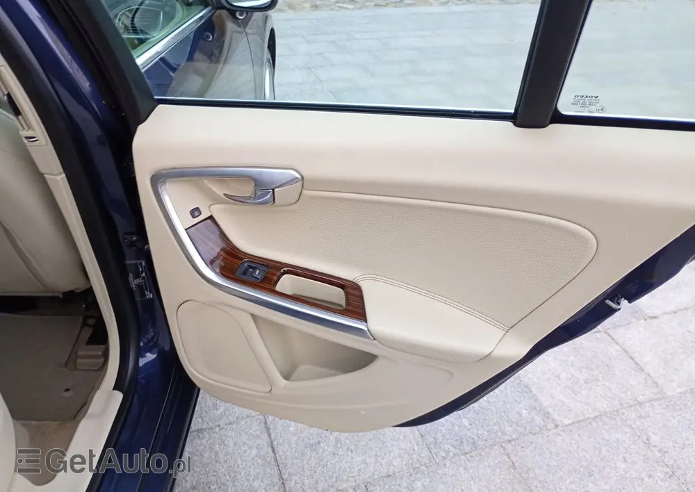 VOLVO V60 T4 Edition