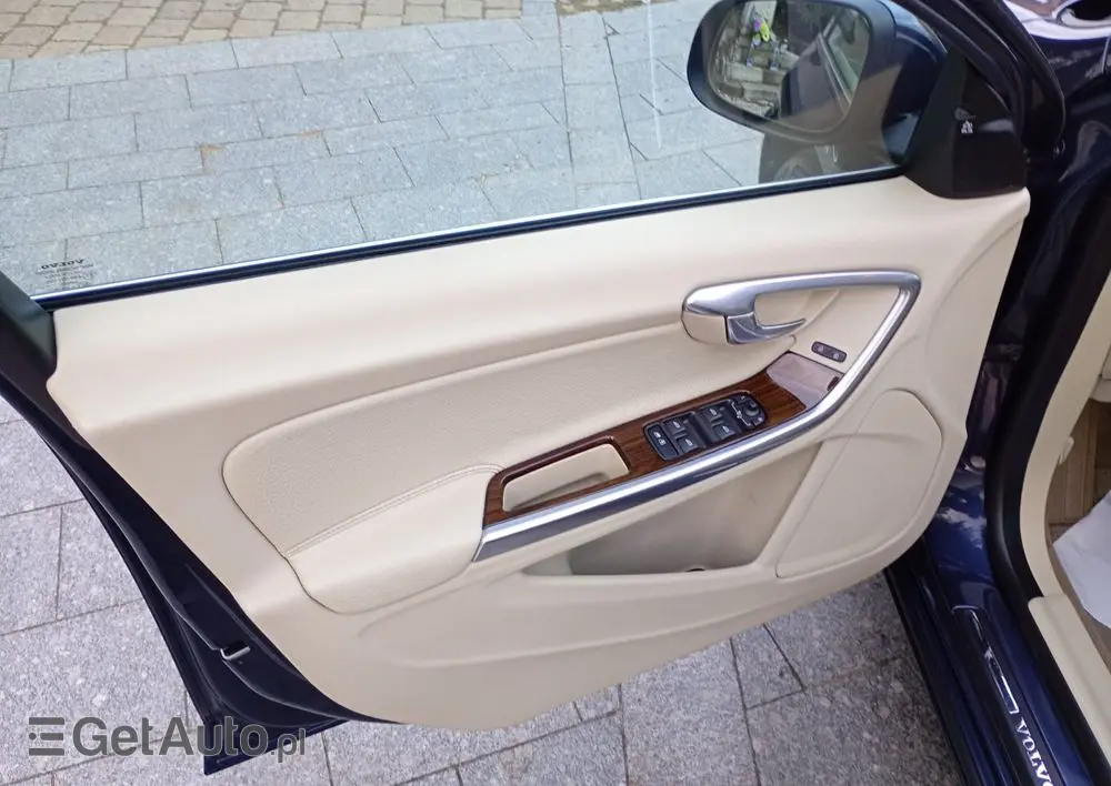 VOLVO V60 T4 Edition