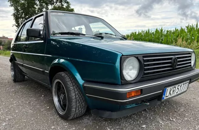 VOLKSWAGEN Golf 