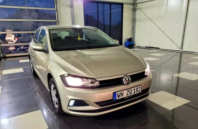 VOLKSWAGEN Polo 
