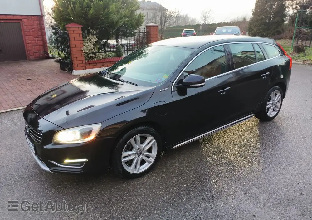 VOLVO V60 D6 AWD Plug-in Hybrid R-Design Momentum