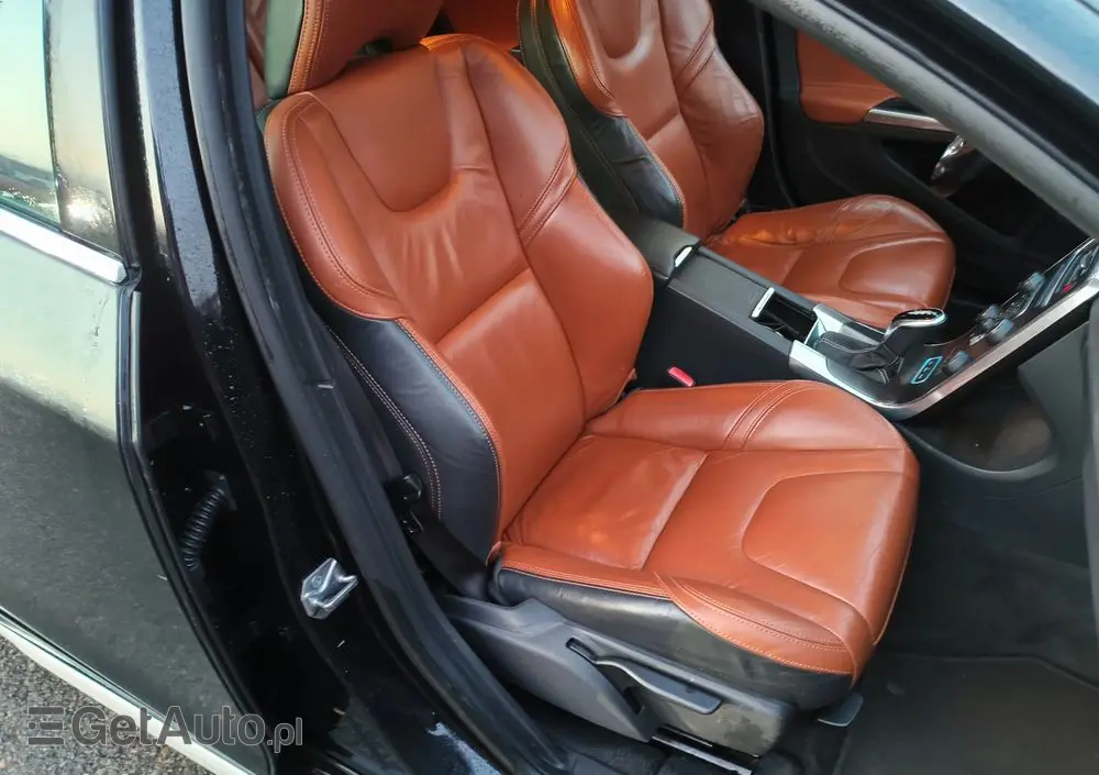 VOLVO V60 D6 AWD Plug-in Hybrid R-Design Momentum