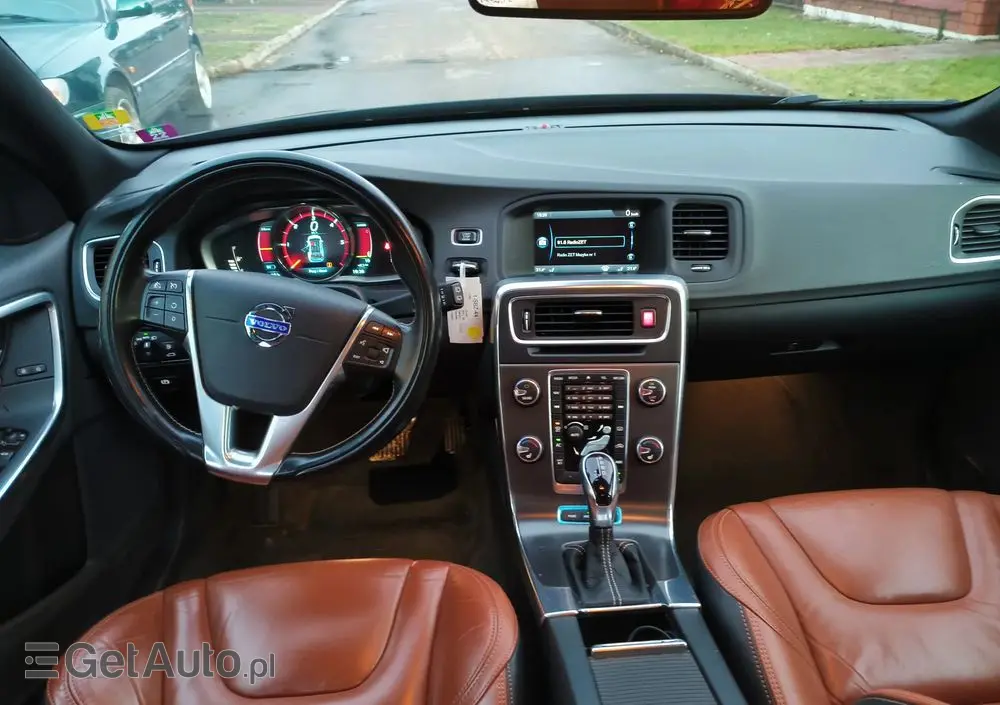 VOLVO V60 D6 AWD Plug-in Hybrid R-Design Momentum