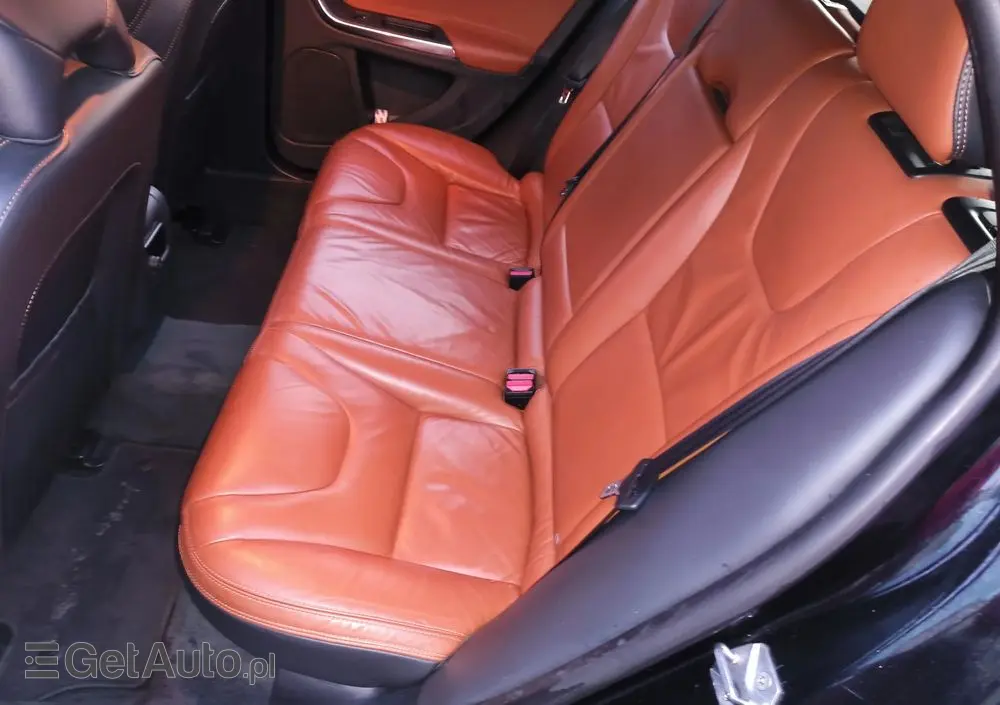 VOLVO V60 D6 AWD Plug-in Hybrid R-Design Momentum