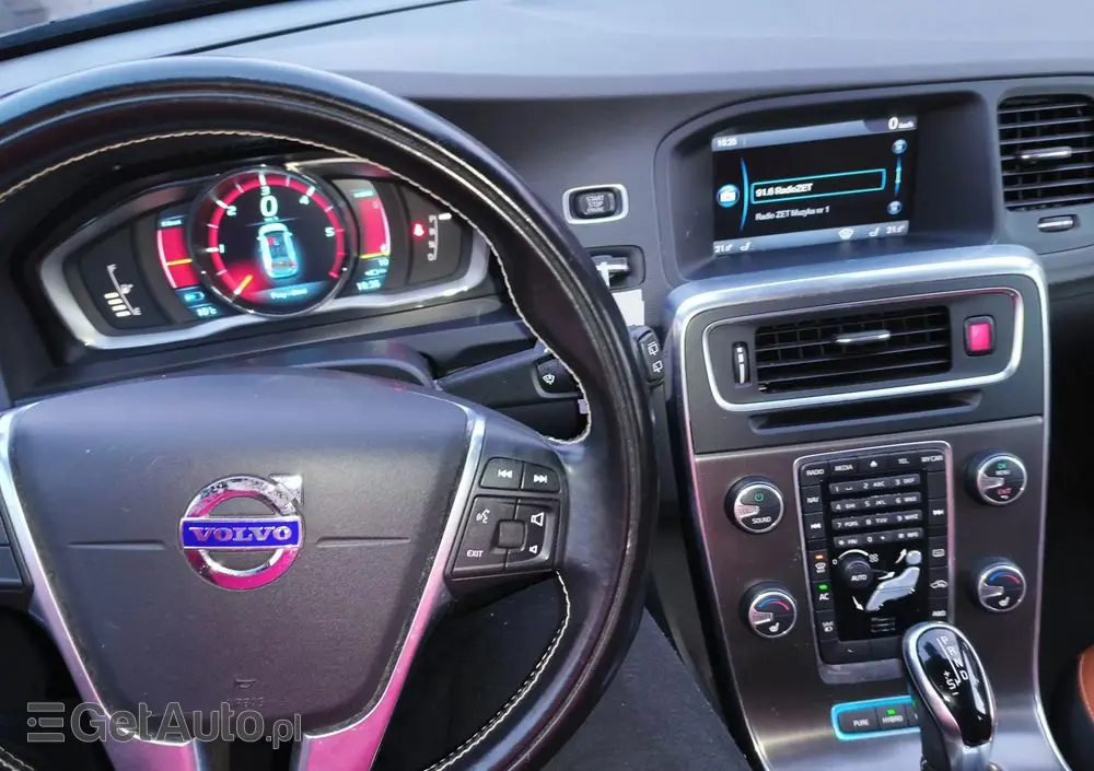 VOLVO V60 D6 AWD Plug-in Hybrid R-Design Momentum