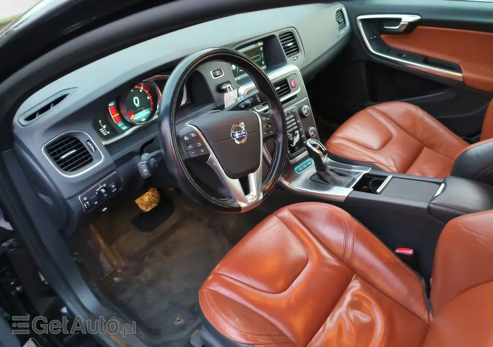 VOLVO V60 D6 AWD Plug-in Hybrid R-Design Momentum