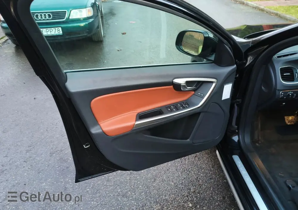 VOLVO V60 D6 AWD Plug-in Hybrid R-Design Momentum