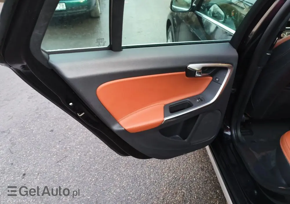 VOLVO V60 D6 AWD Plug-in Hybrid R-Design Momentum