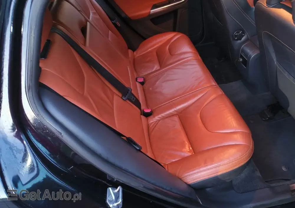 VOLVO V60 D6 AWD Plug-in Hybrid R-Design Momentum