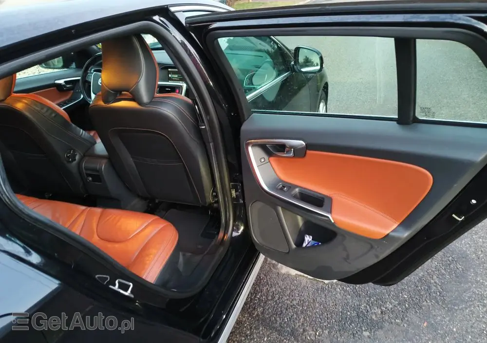 VOLVO V60 D6 AWD Plug-in Hybrid R-Design Momentum