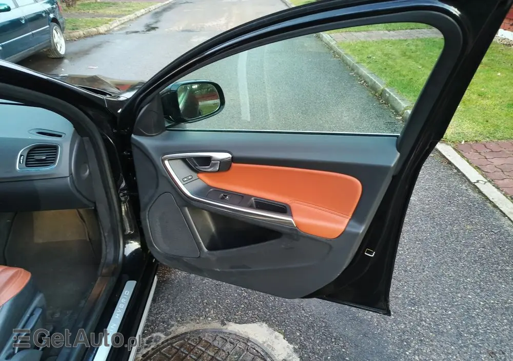 VOLVO V60 D6 AWD Plug-in Hybrid R-Design Momentum