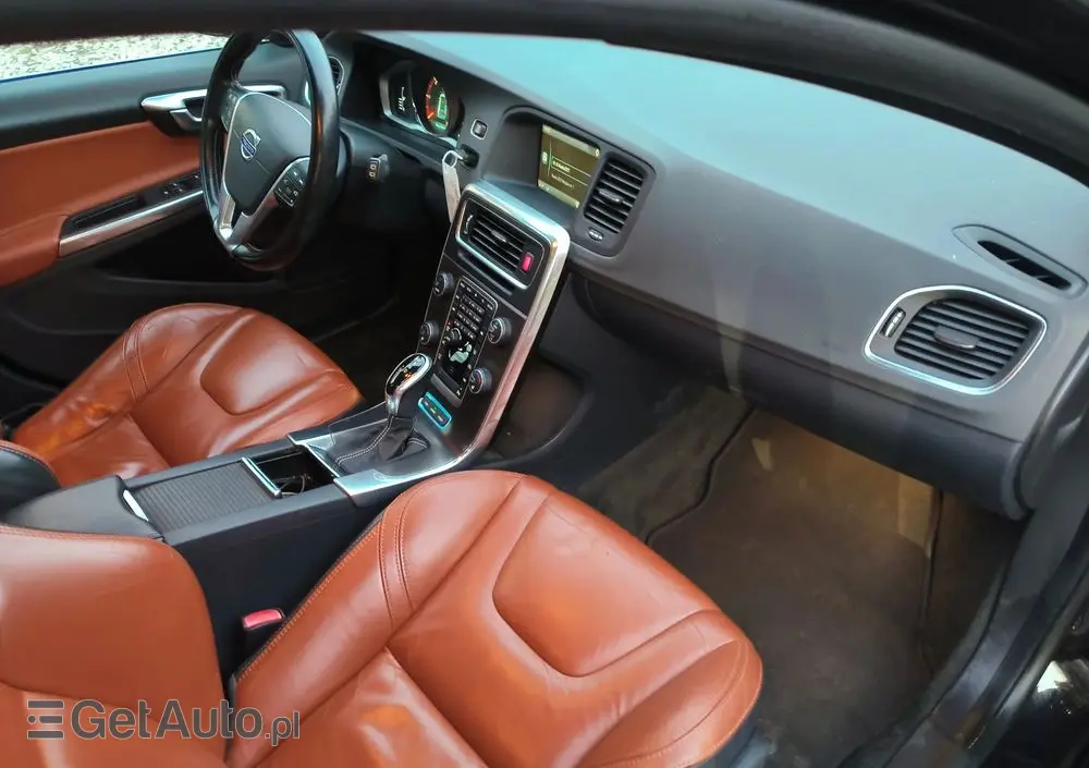 VOLVO V60 D6 AWD Plug-in Hybrid R-Design Momentum