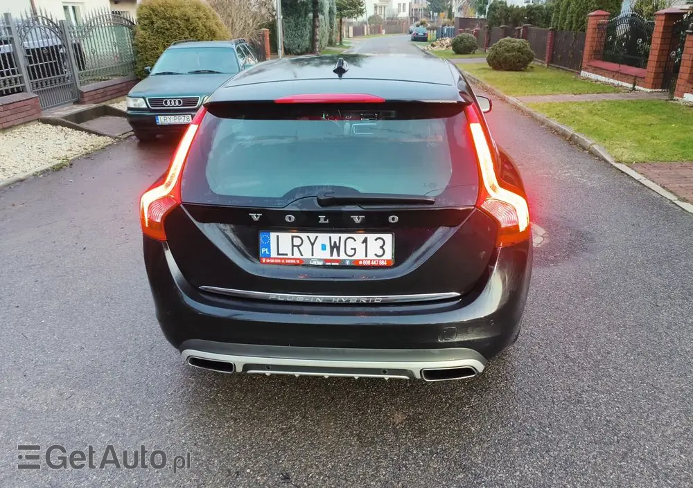 VOLVO V60 D6 AWD Plug-in Hybrid R-Design Momentum