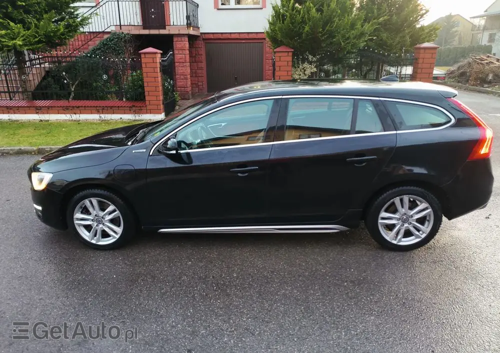 VOLVO V60 D6 AWD Plug-in Hybrid R-Design Momentum