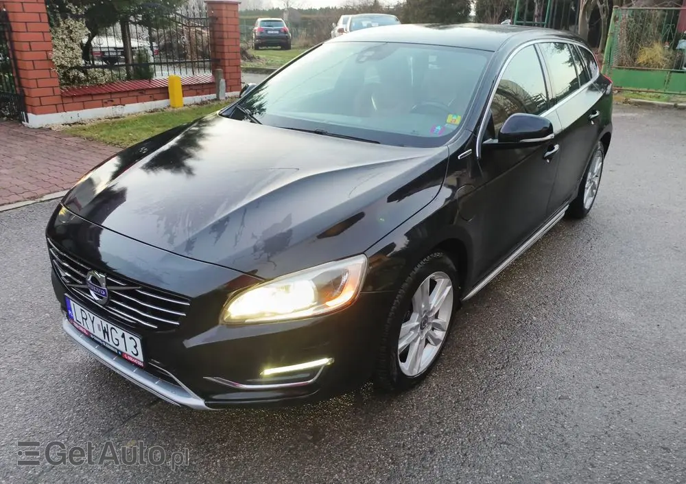 VOLVO V60 D6 AWD Plug-in Hybrid R-Design Momentum