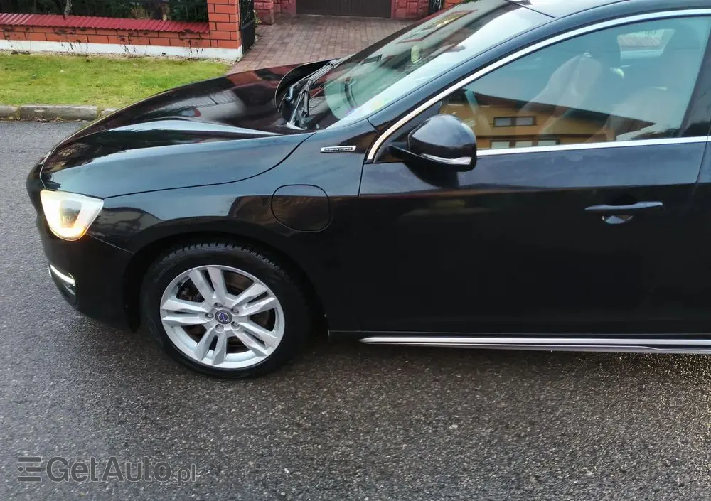 VOLVO V60 D6 AWD Plug-in Hybrid R-Design Momentum