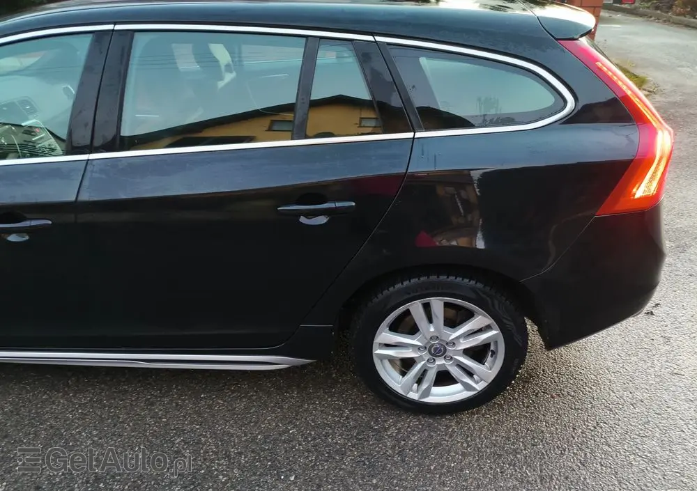 VOLVO V60 D6 AWD Plug-in Hybrid R-Design Momentum