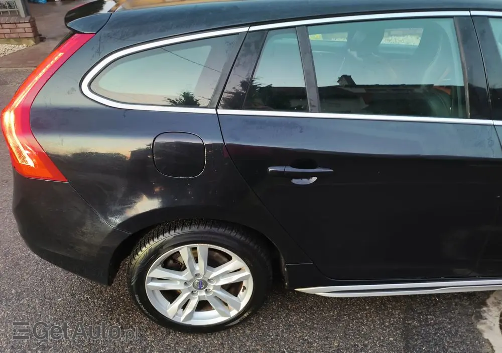 VOLVO V60 D6 AWD Plug-in Hybrid R-Design Momentum