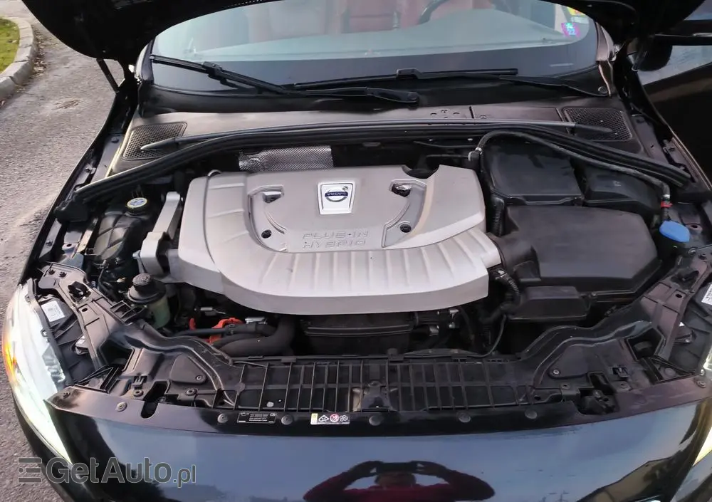 VOLVO V60 D6 AWD Plug-in Hybrid R-Design Momentum