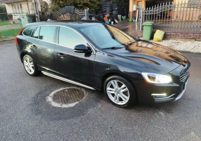 VOLVO V60 D6 AWD Plug-in Hybrid R-Design Momentum