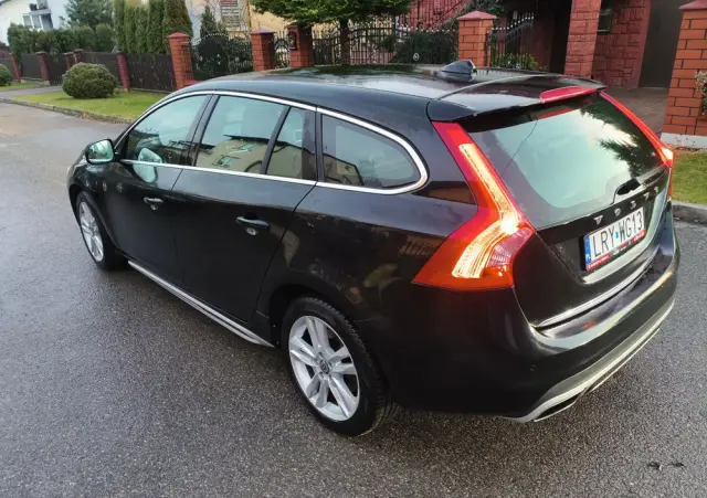 VOLVO V60 D6 AWD Plug-in Hybrid R-Design Momentum