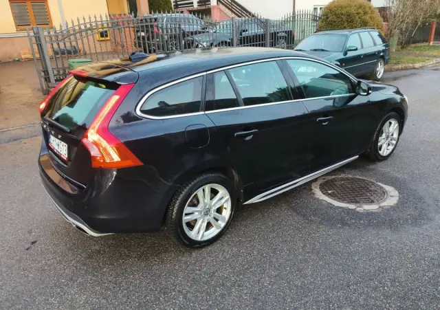VOLVO V60 D6 AWD Plug-in Hybrid R-Design Momentum